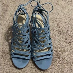 Flattering slip-on-sandals with tie in the back